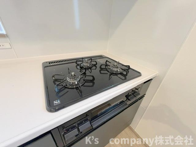 茅ヶ崎市菱沼3丁目　新築戸建　C号棟のキッチン|三口ガスコンロでお料理の幅が広がります◇