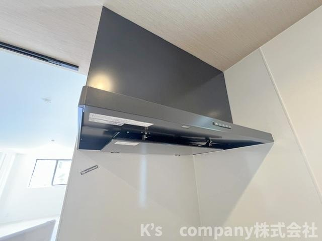 茅ヶ崎市菱沼3丁目　新築戸建　C号棟のキッチン|お手入れのしやすいスリムタイプのレンジフード◇