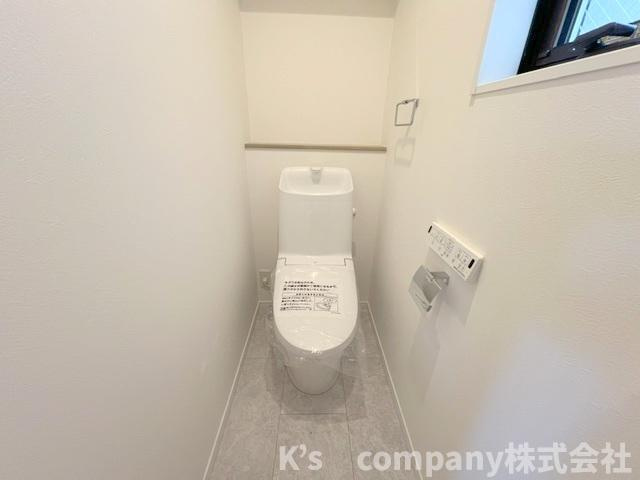 茅ヶ崎市菱沼3丁目　新築戸建　C号棟のトイレ|換気のしやすい窓付きのトイレ◇