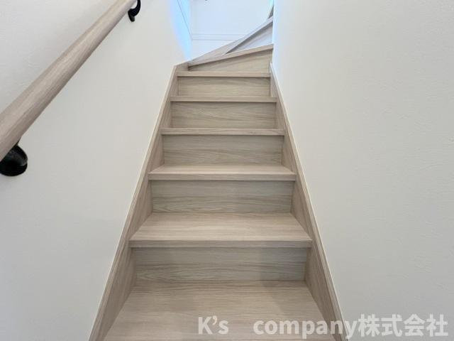 茅ヶ崎市菱沼3丁目　新築戸建　C号棟の内装|手すり付きの階段☆小さいお子様やご年配の方にも優しい仕様◇