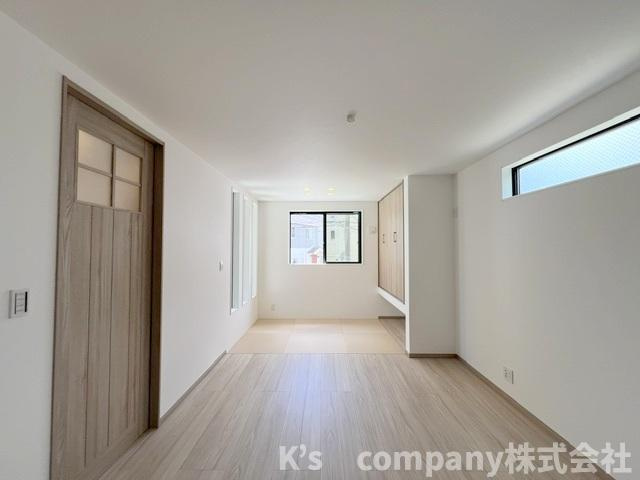 茅ヶ崎市菱沼3丁目　新築戸建　C号棟の居間・リビング|あると嬉しいリビング収納付き☆