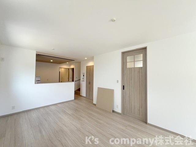 茅ヶ崎市菱沼3丁目　新築戸建　C号棟の居間・リビング|小さいお子様のいるご家庭は見守りながら家事ができるカウンターキッチン☆