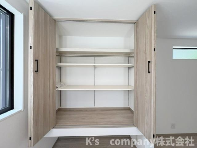 茅ヶ崎市菱沼3丁目　新築戸建　C号棟の収納|リビング収納は仕切り棚付きで整理整頓がしやすいです◇