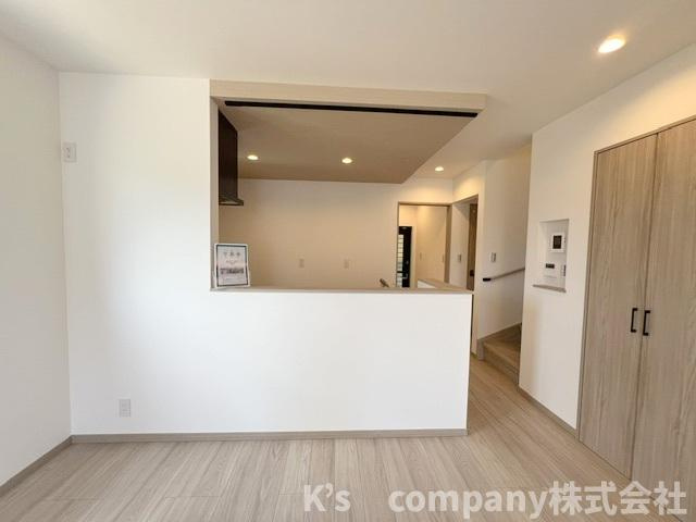 茅ヶ崎市菱沼3丁目　新築戸建　C号棟の居間・リビング|リビングにいるご家族を感じながらお料理ができます◇