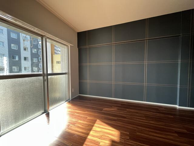 橘センタービルの居間・リビング|風通しも良い寝室です☆