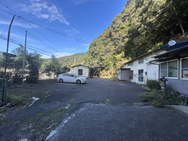 葵区　足久保口組　店舗事務所の駐車場