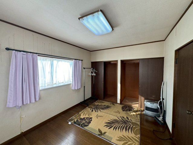 -三丁目不動産-　熊谷市上江袋　駐車3台以上の洋室