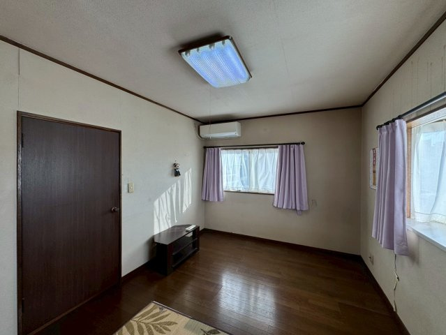 -三丁目不動産-　熊谷市上江袋　駐車3台以上の洋室