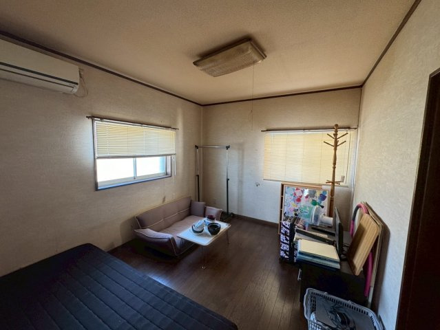 -三丁目不動産-　熊谷市上江袋　駐車3台以上の洋室