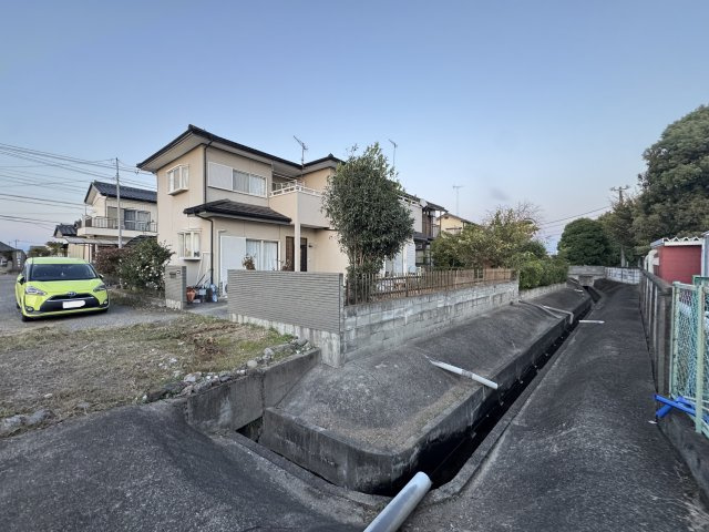 -三丁目不動産-　熊谷市上江袋　駐車3台以上の前面道路含む現地写真