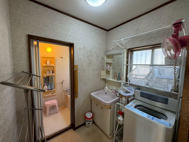 -三丁目不動産-　熊谷市上江袋　駐車3台以上の洗面所