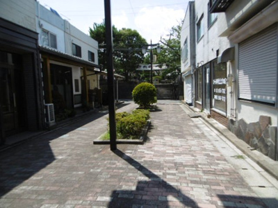 【周辺】 | 鎌倉市今泉台　２階建て貸店舗事務所 | 前面道路