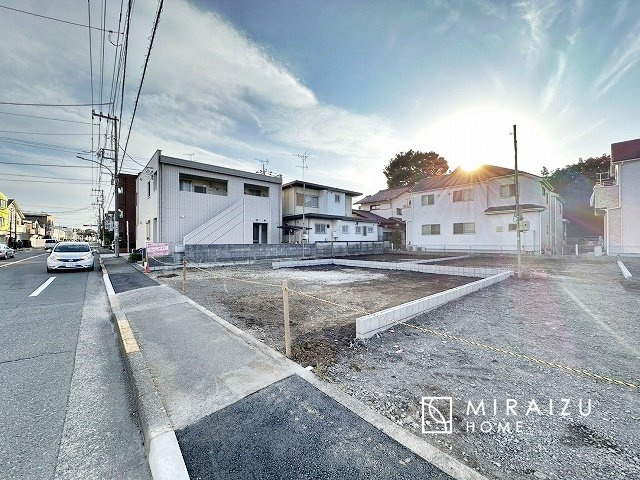 【外観】 | 青く澄み渡った綺麗な空と、陽の光をたっぷりと受ける、そんな新築住宅で新生活をスタートしてみませんか？見学・ご相談等、ミライズホーム(株)までお気軽にご連絡下さい♪
