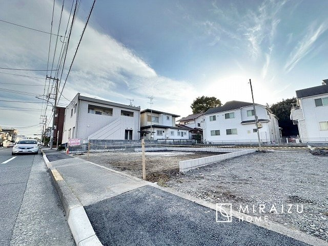 【前面道路含む現地写真】 | プライバシー性と開放感を高める住環境。陽当たりの良い開かれたロケーションを活かし、心地よい暮らしをプランニング