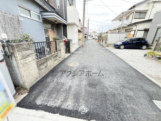 所沢市狭山ヶ丘2丁目・全1棟　新築一戸建　～LDK18帖～の前面道路含む現地写真