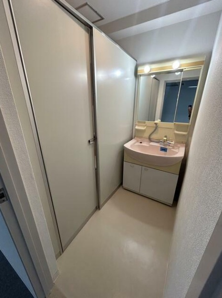 玉井企画ビルの洗面所