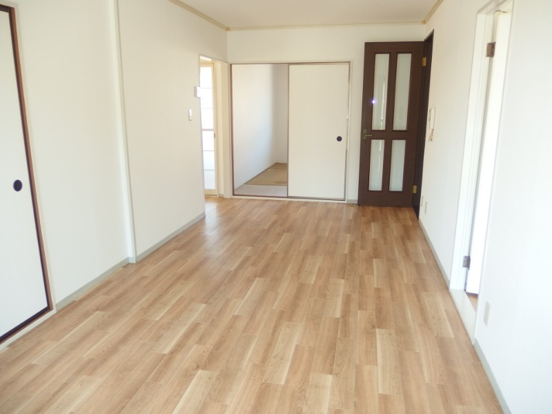 ジュネス若松の洋室