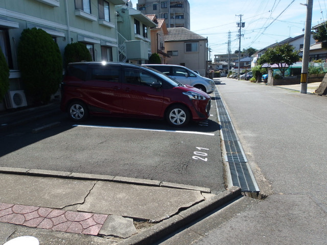 ジュネス若松の駐車場