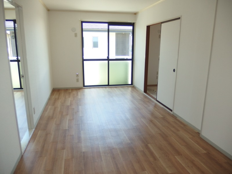 ジュネス若松の居間・リビング