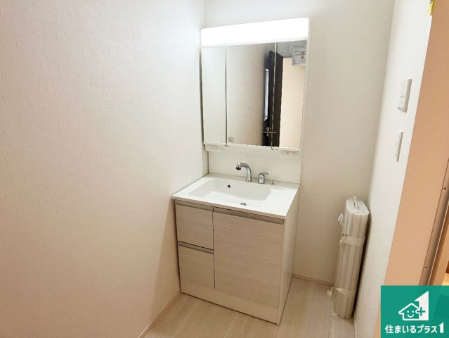 加古川市野口町良野　第15期　新築一戸建ての独立洗面台|清潔感のある洗面台です。フラットな鏡は掃除がしやすく毎日清潔！鏡裏には収納があるのでスッキリとした洗面台が保てます。