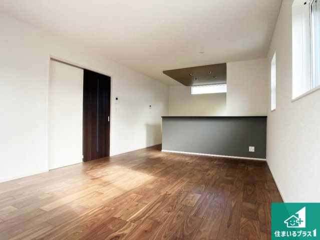 加古川市野口町良野　第15期　新築一戸建ての居間・リビング|日当たり良好の明るいリビングで朝の目覚めもスッキリできそう！対面キッチンでご家族のコミュニケーションも自然と増える設計！小さなお子様が遊ぶスペースを作っても広々とくつろげるLDK！