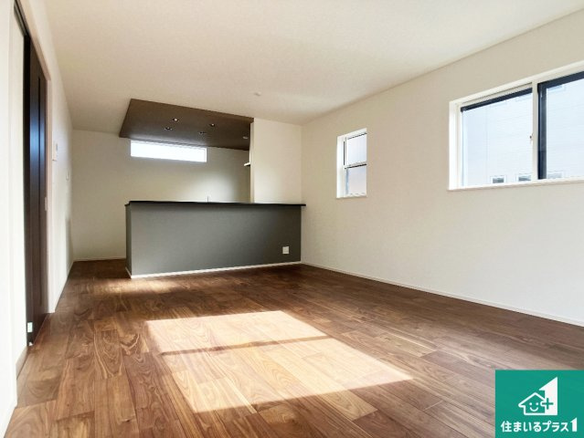 加古川市野口町良野　第15期　新築一戸建ての居間・リビング|日当たり良好の明るいリビングで朝の目覚めもスッキリできそう！対面キッチンでご家族のコミュニケーションも自然と増える設計！小さなお子様が遊ぶスペースを作っても広々とくつろげるLDK！