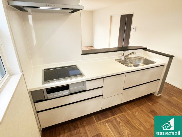 加古川市野口町良野　第15期　新築一戸建てのキッチン|子供を見守りながらお料理が出来るため家族のコミュニケーションか増えます♪スペースが広く確保されている為お子様が大きくなったときは一緒に料理を楽しめます♪