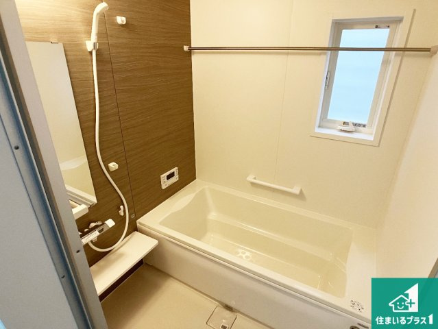 加古川市野口町良野　第15期　新築一戸建ての浴室|足をゆったり伸ばして寛げる浴槽です。窓が設けられていますので差し込む光が明るく穏やかな雰囲気にしてくれます♪浴室乾燥機も設置しているので、雨の日の洗濯物も安心です♪