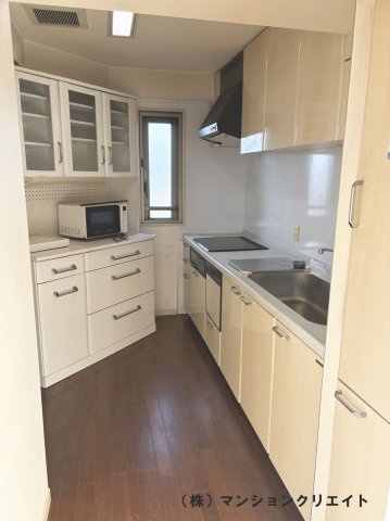 シンフォニアガーデン福井のキッチン|白を基調とした使いやすいキッチンです　キッチンにも窓があるので明るく換気がしやすいです