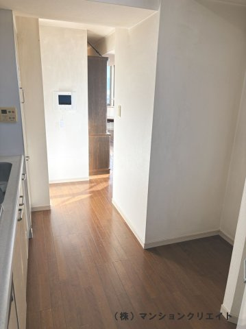 シンフォニアガーデン福井のキッチン|キッチンから見たリビング方面