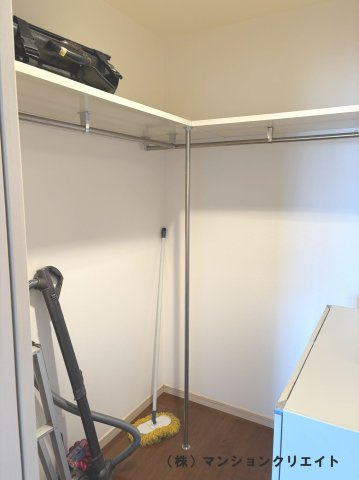 シンフォニアガーデン福井の収納|洋室 7.2帖のウオークインクローゼット
