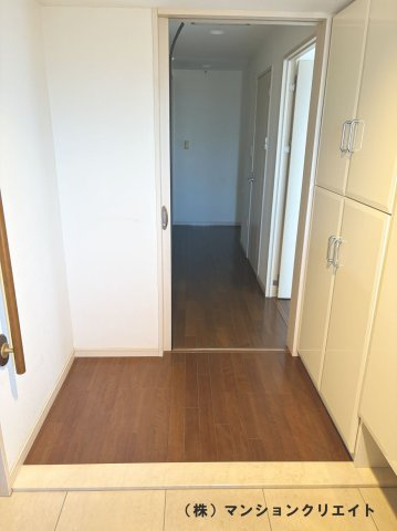 シンフォニアガーデン福井の玄関|窓があるので明るく風通りのいい玄関です