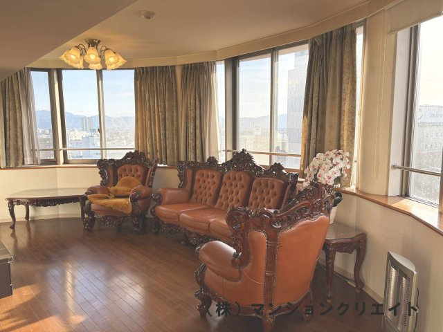 シンフォニアガーデン福井の居間・リビング|半円形で窓が多く、明るいリビングです