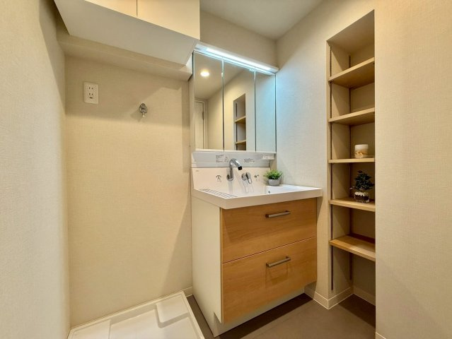 シティハイムコスモの独立洗面台|清潔感のあるプライベート空間は、身だしなみチェックやお肌のお手入れに最適です。

現地ご見学希望・資料請求などお気軽にお問い合わせ下さい！
03-5990-5201