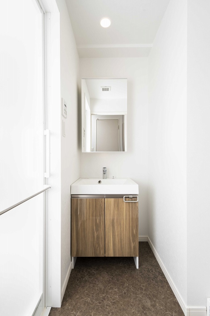 新品家具付きマンション博多駅南27(KaGood福岡)の独立洗面台|独立洗面台、小物を置くことができて便利です