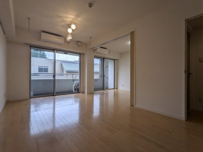 【居間・リビング】 | ガーデン板橋氷川町 | こちらのリビングで趣味の時間をお楽しみください