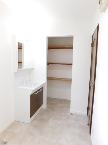 海部郡蟹江町学戸７丁目の中古一戸建の独立洗面台|◇洗面脱衣室◇　　三面鏡洗面台　リネン収納庫完備