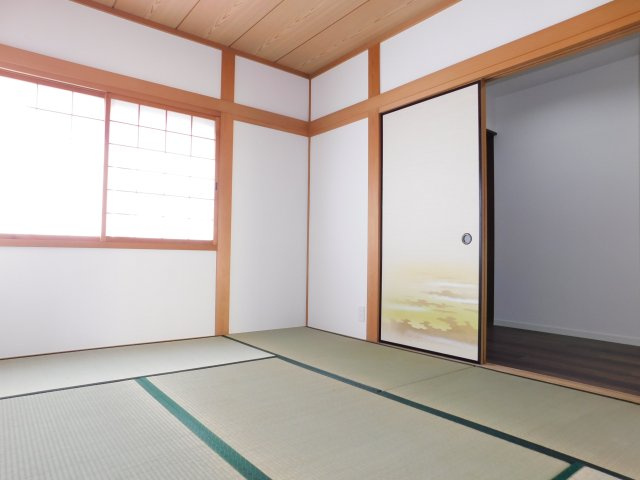 海部郡蟹江町学戸７丁目の中古一戸建の和室|◇和室◇　　明るい和室約６．０帖　来客時の利用できる独立和室♪　大容量納戸付き！