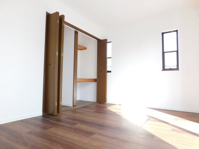 海部郡蟹江町学戸７丁目の中古一戸建の洋室|◇洋室◇　　南面で明るい洋室　全居室収納完備♪　バルコニー利用可！