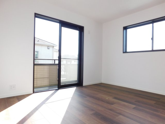 海部郡蟹江町学戸７丁目の中古一戸建の洋室|◇洋室◇　　南面で明るい洋室　全居室収納完備♪　バルコニー利用可！