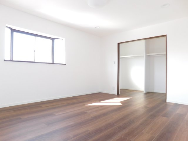 海部郡蟹江町学戸７丁目の中古一戸建の洋室|◇洋室◇　　南面で明るく広い洋室約１０．０帖　大容量ウォークインクローゼット完備！