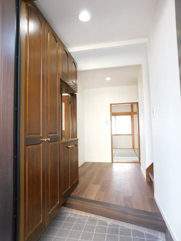 海部郡蟹江町学戸７丁目の中古一戸建の玄関|◇玄関収納◇　　家族の靴などをしっかりと収納できます！