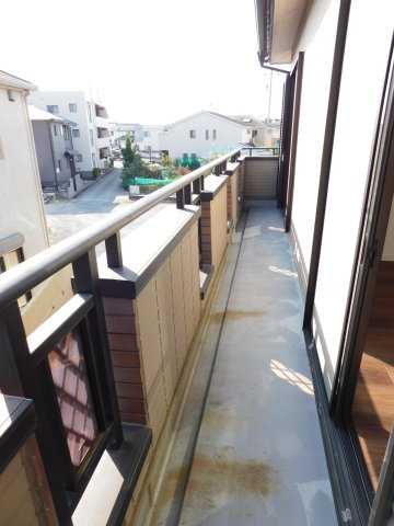 海部郡蟹江町学戸７丁目の中古一戸建のバルコニー|◇バルコニー◇　　南面で陽当たり良好なワイドバルコニー♪　洋室２部屋から出入りできます♪
