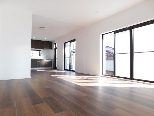 海部郡蟹江町学戸７丁目の中古一戸建の居間・リビング|◇リビング◇　　南面で広くて明るいリビング約２０．０帖　家族が集まってもゆとりがあります♪