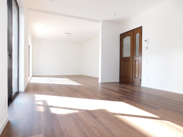 海部郡蟹江町学戸７丁目の中古一戸建の居間・リビング|◇リビング◇　　南面で広くて明るいリビング約２０．０帖　庭に出入りできます！　