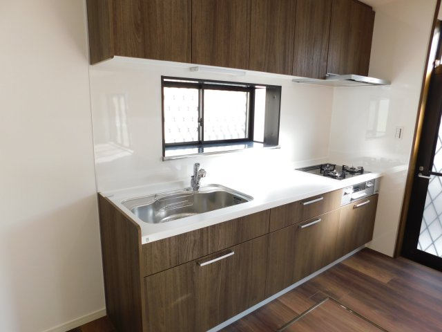 海部郡蟹江町学戸７丁目の中古一戸建のキッチン|◇キッチン◇　　システムキッチン・吊戸棚・三口コンロ・勝手口・床下収納