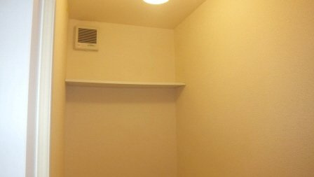 シエルブルーのトイレ|上部に棚あります