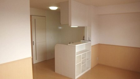 シエルブルーの居間・リビング|人気のカウンターキッチンです