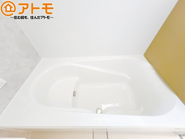【浴室】 | 葵区古庄6丁目　新築戸建　全1棟 | お子様やお年寄りが使いやすいだけでなく、半身浴にも便利なベンチタイプの湯舟です。お湯の節約にも！