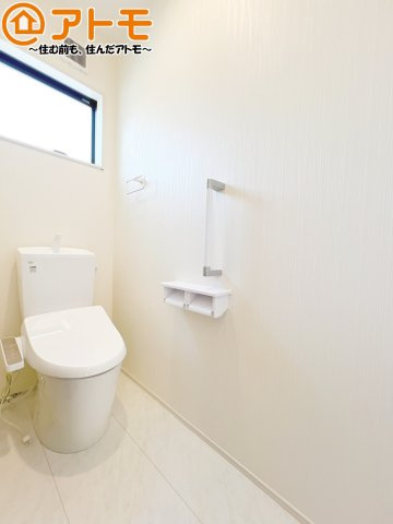 【トイレ】 | 葵区古庄6丁目　新築戸建　全1棟 | 窓もあって換気もしっかりできる清潔感のあるトイレです♪